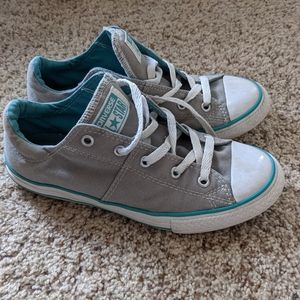 Girl's Converse size 4